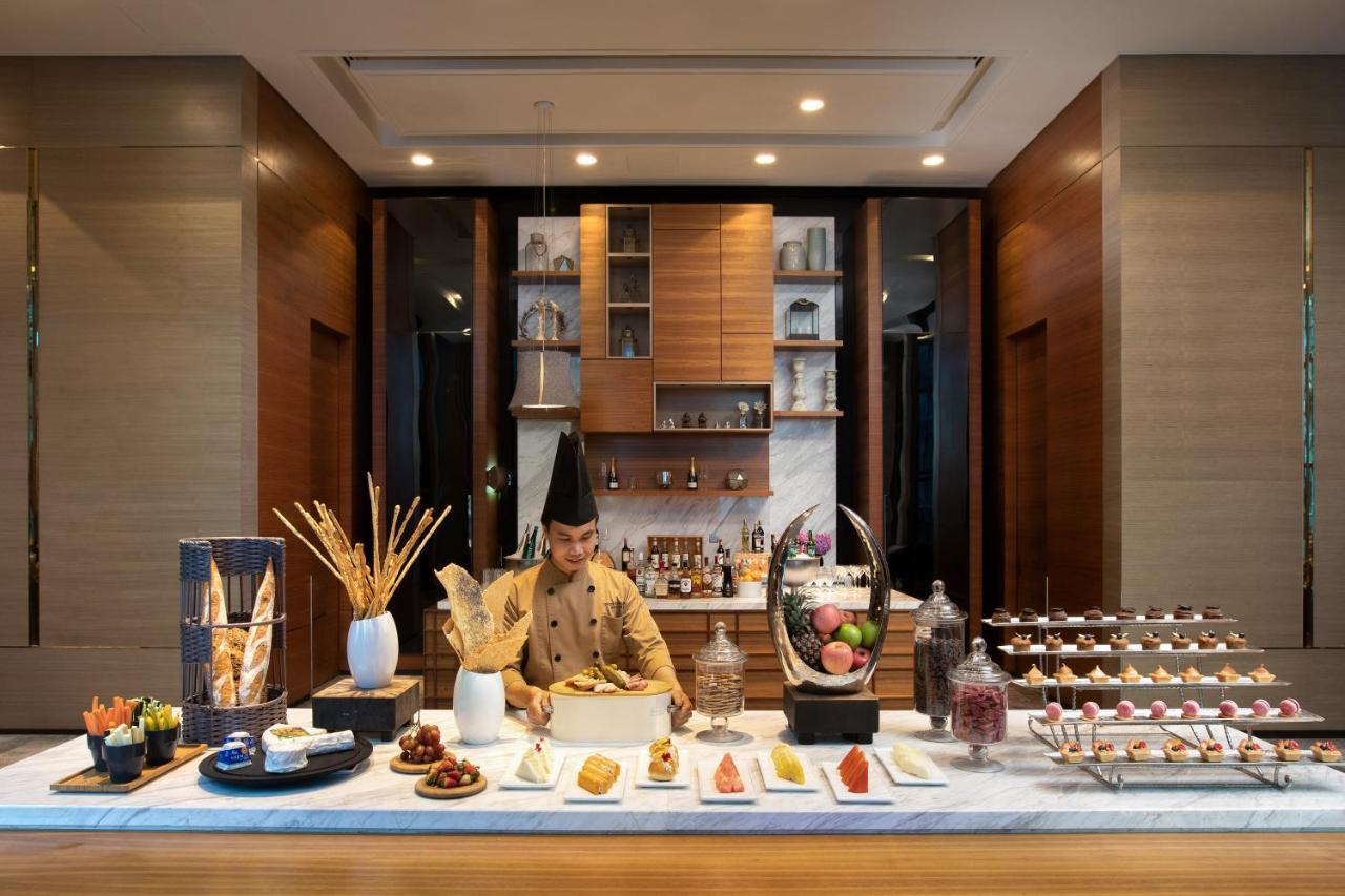 Hotel Sofitel Kuala Lumpur Damansara Esterno foto A pastry chef at work