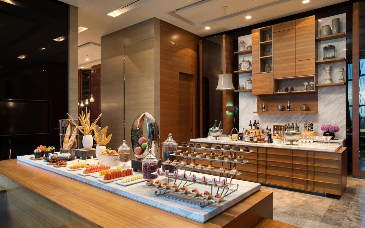 Hotel Sofitel Kuala Lumpur Damansara Esterno foto The buffet at the lobby