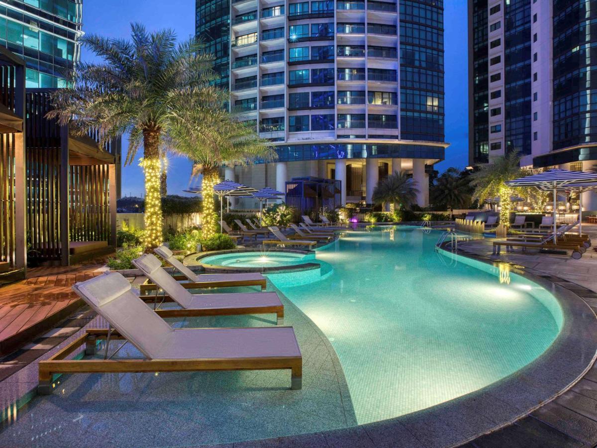 Hotel Sofitel Kuala Lumpur Damansara Esterno foto The pool at the hotel