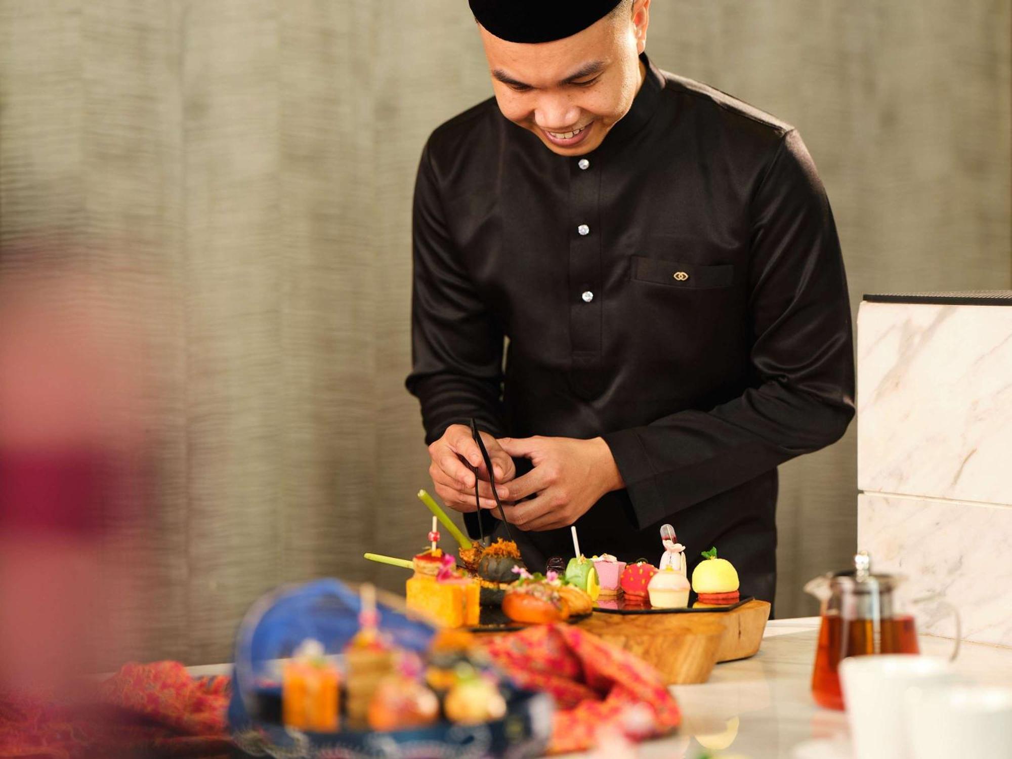 Hotel Sofitel Kuala Lumpur Damansara Esterno foto A Malay chef preparing a traditional dish