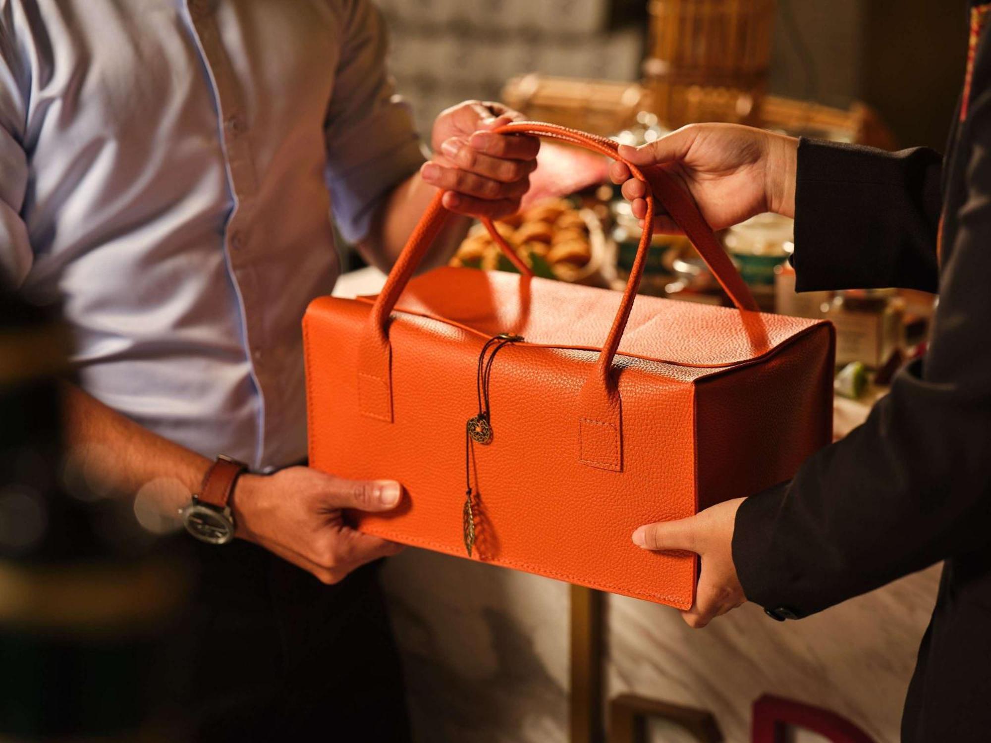 Hotel Sofitel Kuala Lumpur Damansara Esterno foto A waiter delivers a food tandoor