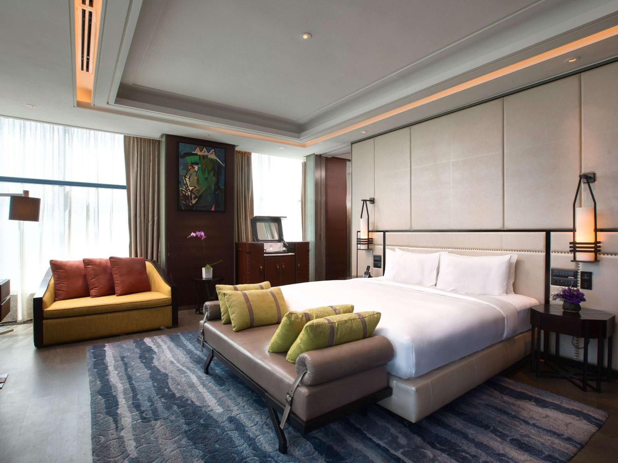 Hotel Sofitel Kuala Lumpur Damansara Esterno foto A bedroom at the hotel