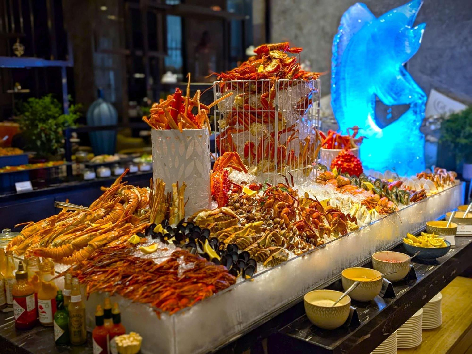 Hotel Sofitel Kuala Lumpur Damansara Esterno foto A seafood buffet
