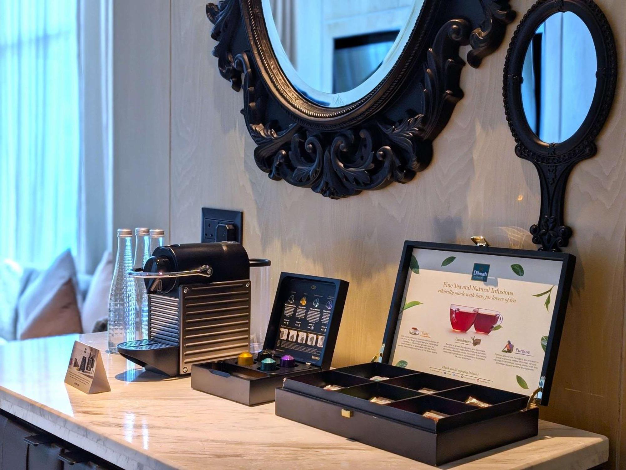 Hotel Sofitel Kuala Lumpur Damansara Esterno foto A makeup kit