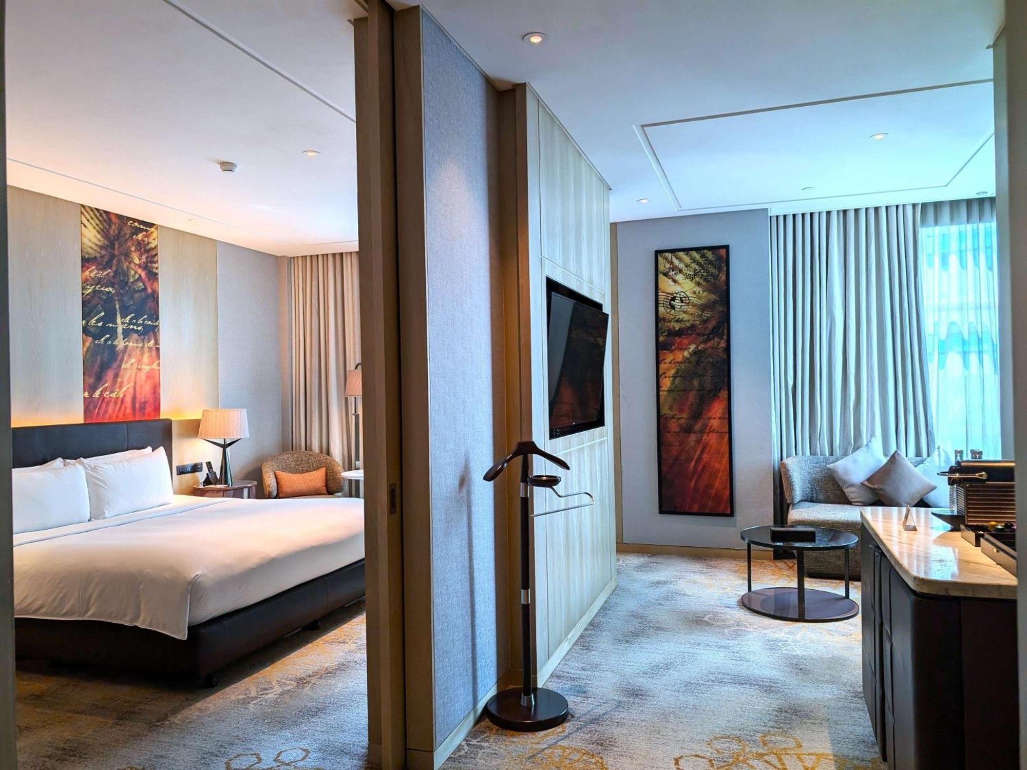 Hotel Sofitel Kuala Lumpur Damansara Esterno foto A suite at the hotel